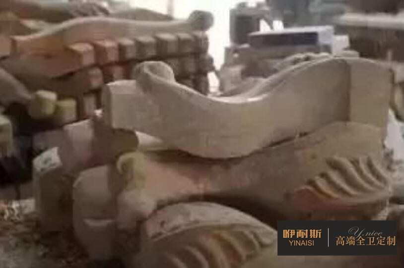 第六步：鑼機(jī)：以模具為原型，以刀具進(jìn)行切削，形成更為完整與流暢的線條，規(guī)定了產(chǎn)品的形狀。