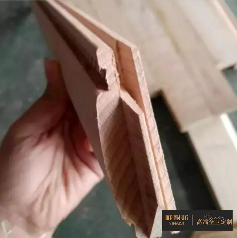 第七步：出榫機(jī)。使木塊具備特有的準(zhǔn)頭結(jié)構(gòu)制作出一種古典效果，以便木塊之間更為緊密的連接。